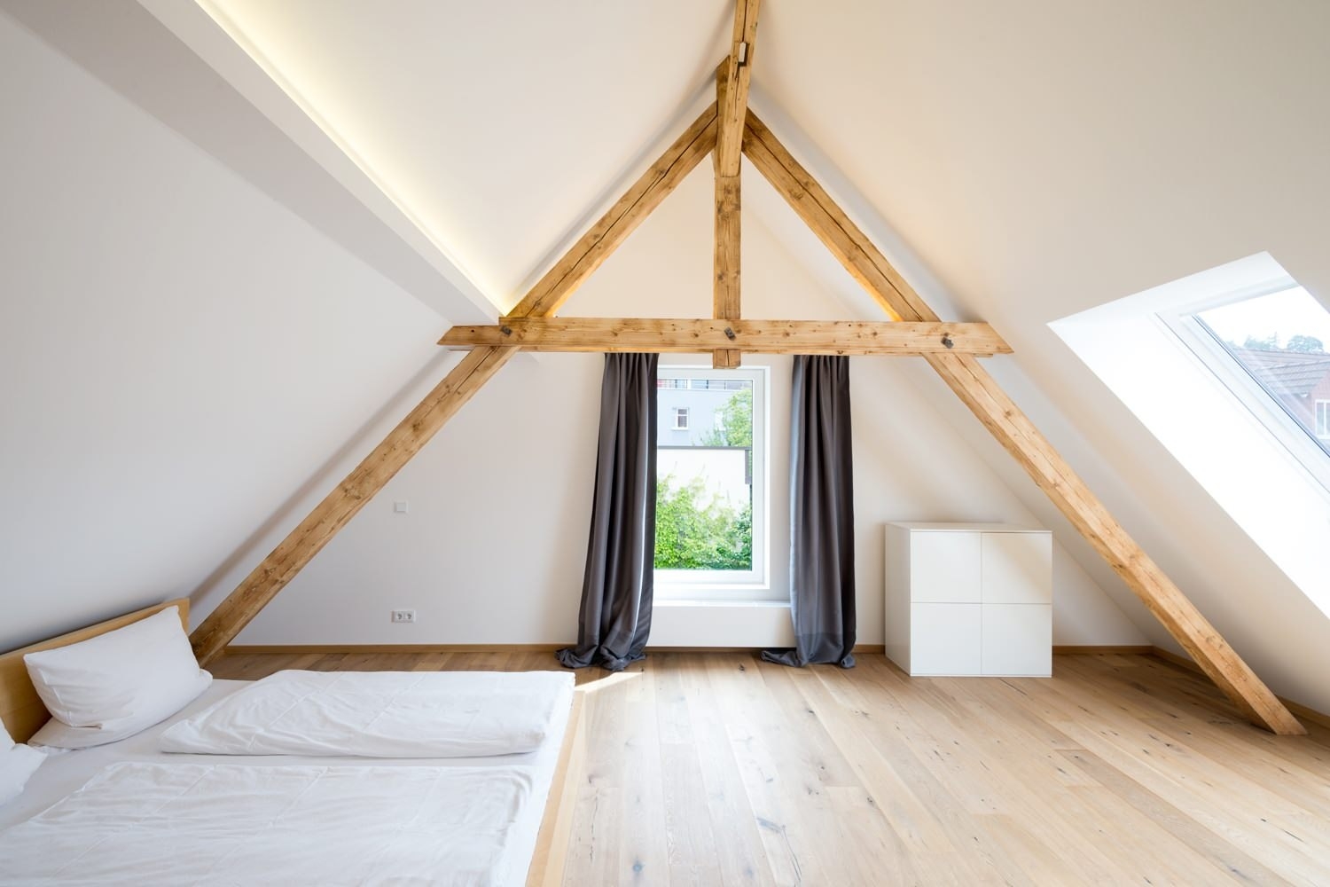 Schlafzimmer Mit Dachschräge Gestalten: 8 Tipps throughout K Schlafzimmer Dachschräge